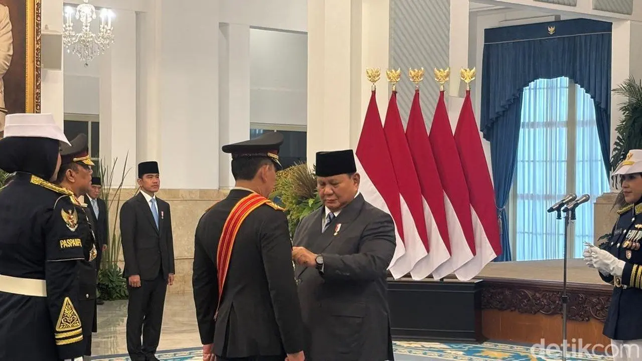 Prabowo Sematkan Bintang Mahaputera Adipurna untuk Jenderal Listyo Sigit Prabowo