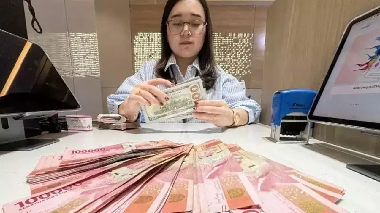 Rupiah Melemah di Awal Oktober 2026, Dolar AS Kokoh di Puncak