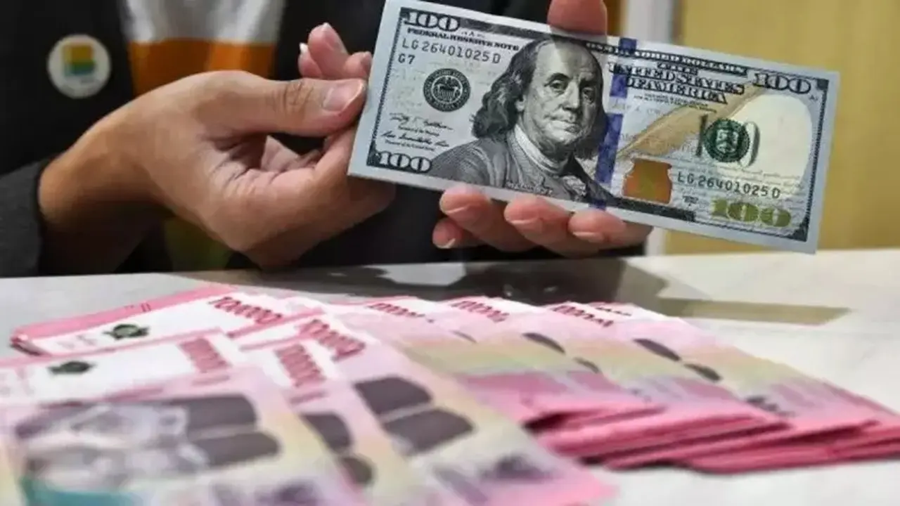 Rupiah Tertekan, Fluktuatif Menjelang Akhir Pekan