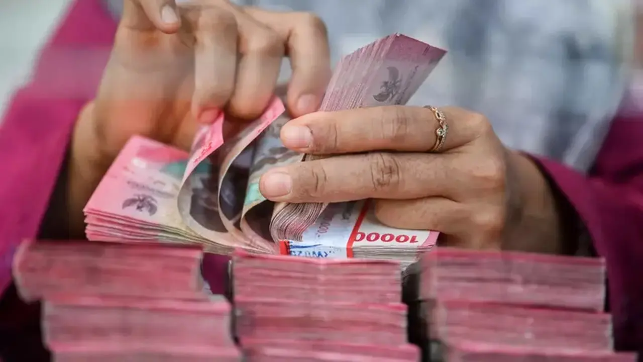 Rupiah Tertekan Lonjakan Harga Minyak dan Kebijakan The Fed