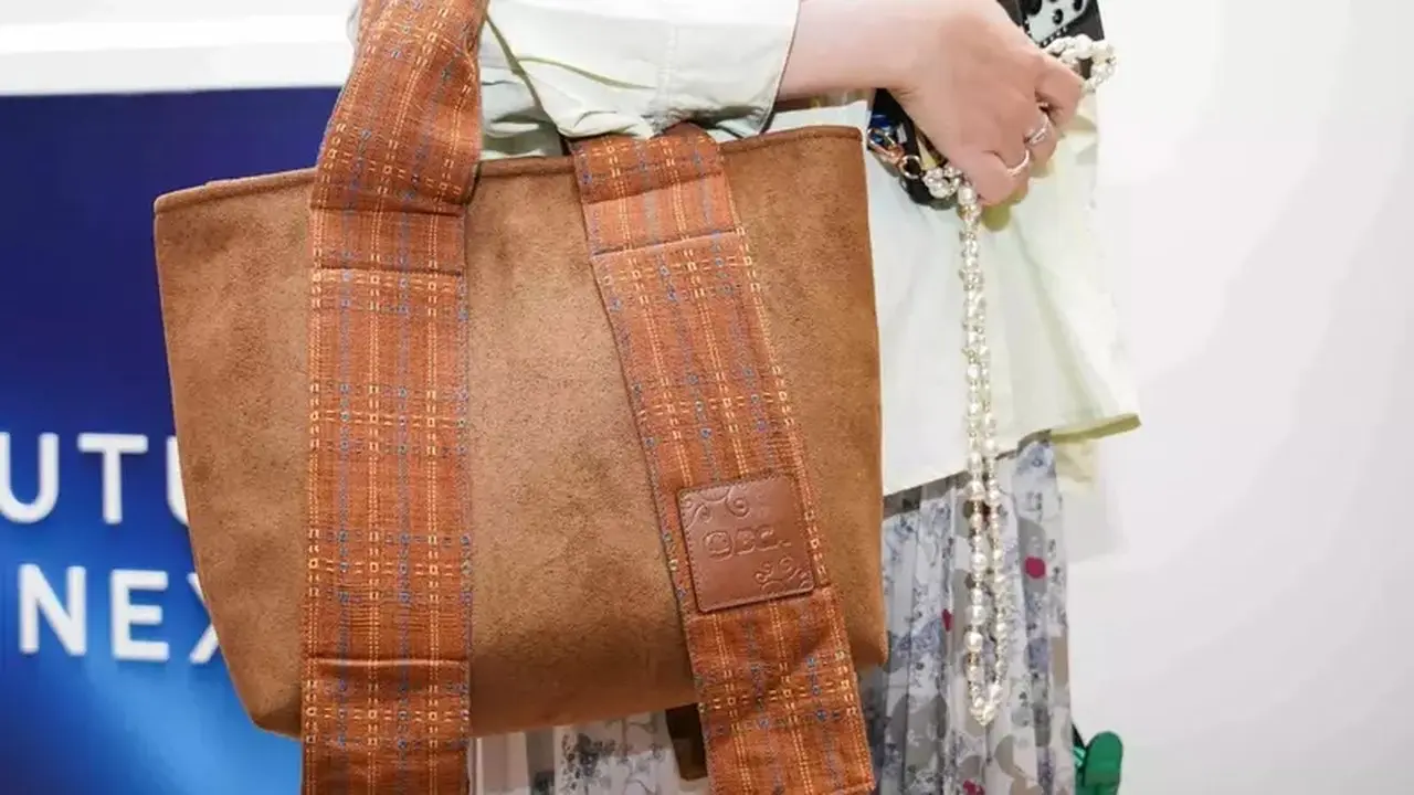 Tas Tenun Baduy Berwarna Alam Debut di BCA Wealth Summit 2026