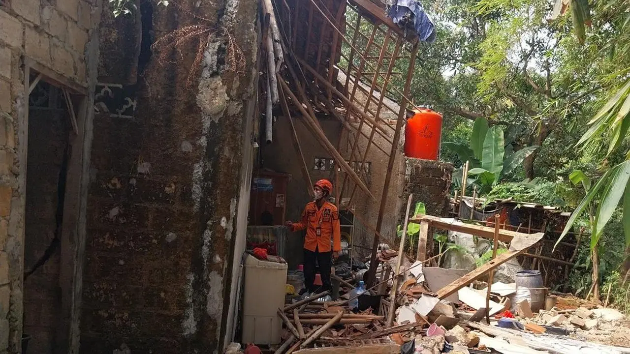 Tebing 10 Meter Longsor di Bogor, Rumah Warga Rusak Berat