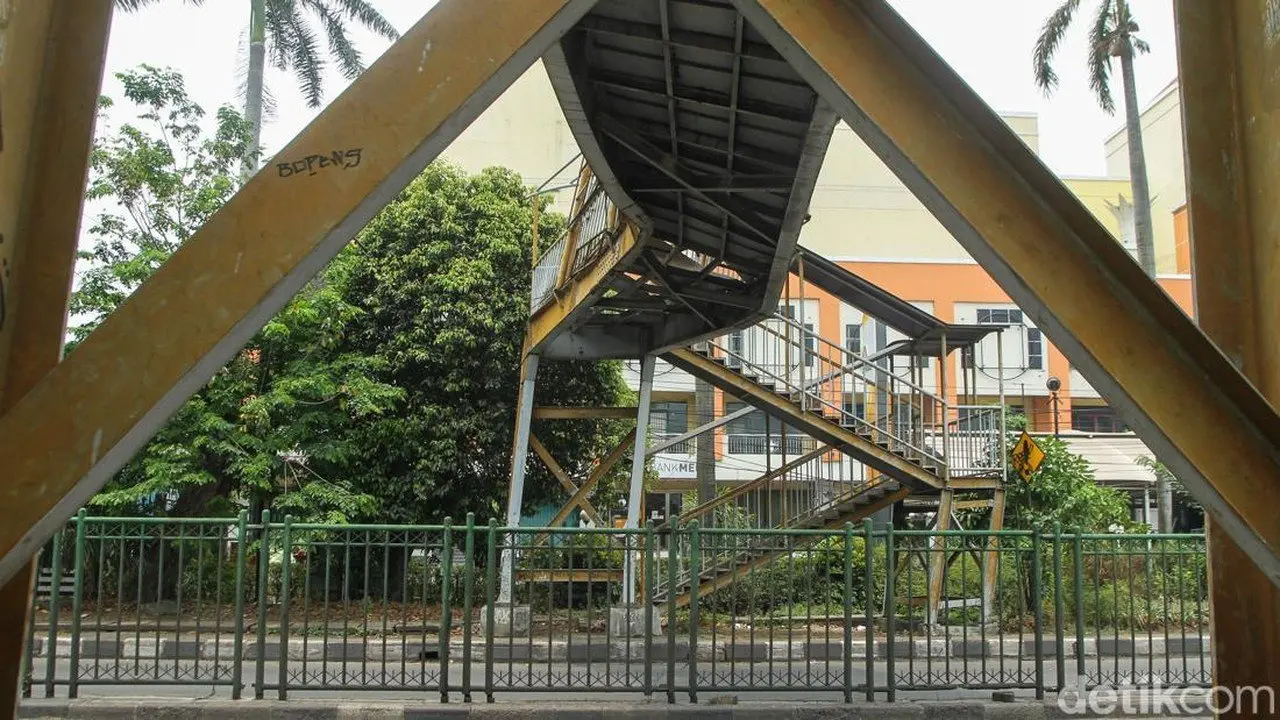 Truk Muatan Ekskavator Tabrak JPO di Bekasi, Struktur Melengkung dan Nyaris Lepas