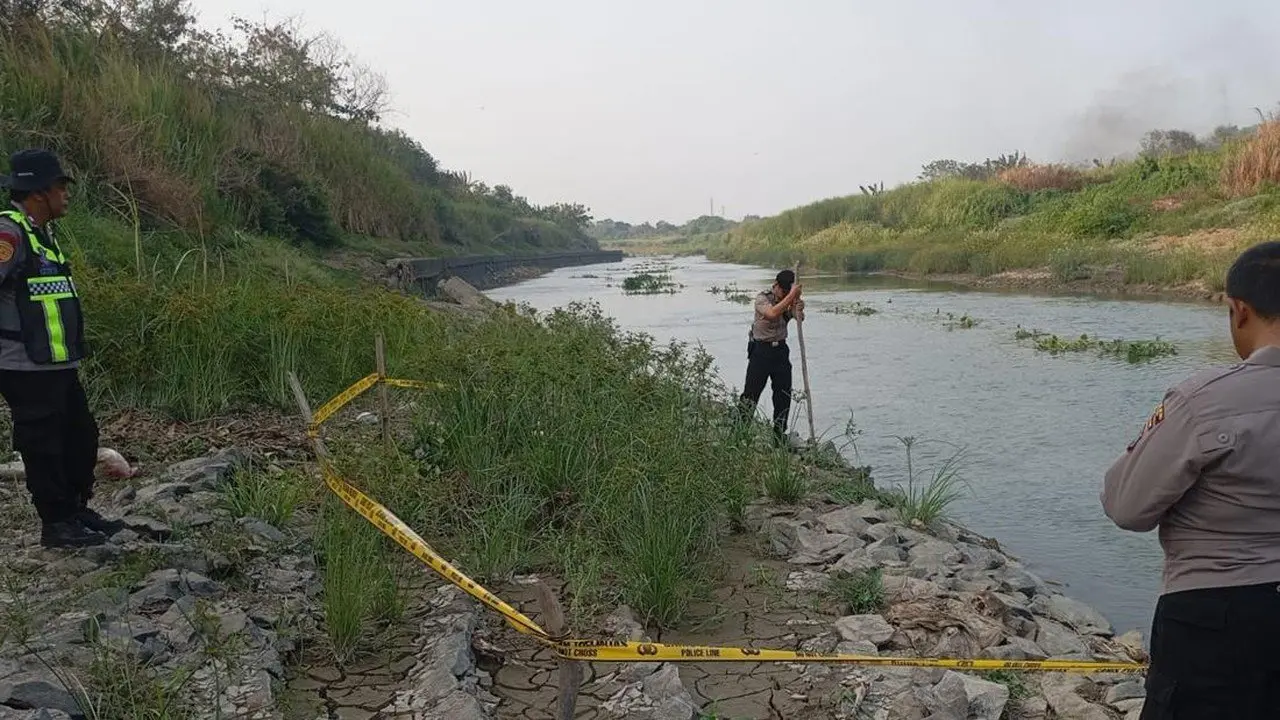Warga Pebayuran Geger Penemuan Kerangka Manusia di Sungai Citarum