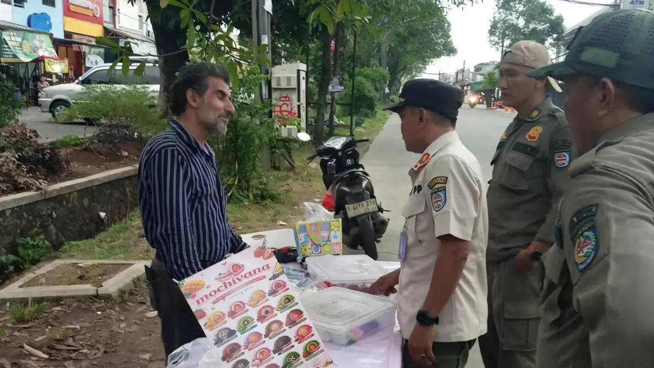 WNA Palestina Berjualan di Depok Ditindak Petugas Satpol PP